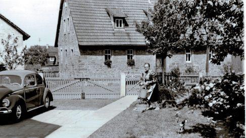 Luise Schüssler, die Großmutter von Dieter Voigt, der dieses Foto zur Verfügung gestellt hat, gegenüber dem Steinernen Wirtshaus. 1964 wurde das Steinernes Wirtshaus als Wohnhaus vermietet.  Foto: Archiv Dieter Voigt