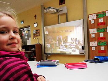 Die Dokumentenkamera  zaubert die komplette Klasse inklusive Lehrerin an die Tafel.Foto: Hofbauer