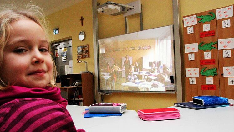 Die Dokumentenkamera  zaubert die komplette Klasse inklusive Lehrerin an die Tafel.Foto: Hofbauer