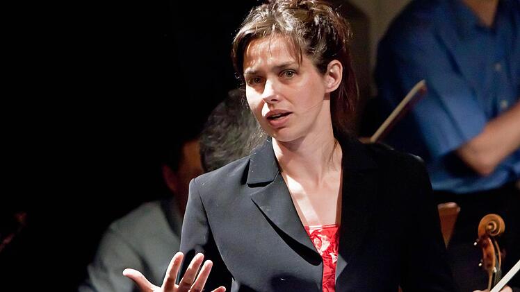 Kapellmeisterin Anna-Sophie Brüning führt als Moderatorin durch das Programm der Konzertstunde.