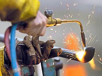 Schweißarbeiten an einem verzinkten Rohr Foto: Guido Bergmann/dpa/Archiv