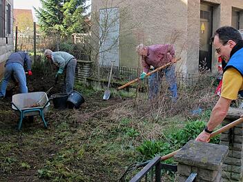 In den Grabengärten haben die Männer des Obst- und Gartenbauvereins Zeil ein Beet mit sogenannten "Hexenpflanzen" angelegt. Es ist Teil des Programms für den "Tag der offenen Gartentüre".  Foto: Brigitte Krause