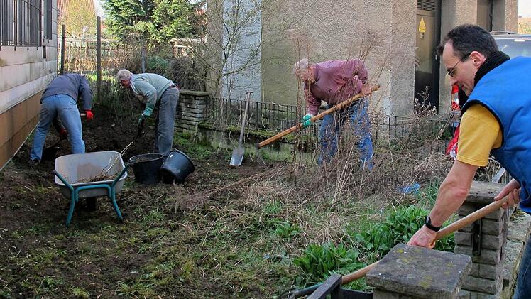 In den Grabengärten haben die Männer des Obst- und Gartenbauvereins Zeil ein Beet mit sogenannten "Hexenpflanzen" angelegt. Es ist Teil des Programms für den "Tag der offenen Gartentüre".  Foto: Brigitte Krause