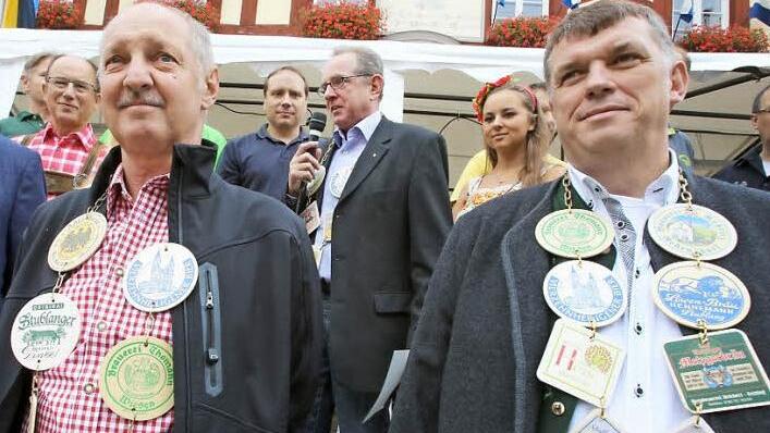 Hartwig Heller (links) und Hans Josef Stich (rechts) waren in den Vorjahren Bierkönige. Foto: Barbara Herbst