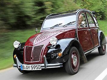 Maximal Tempo 90 wird auf der Reise eingeschlagen, die Ente bleibt dabei sicher am Boden. Experten werden bemerken: Die Haube ist nicht Serie und erinnert an die Modelle, die vor 1960 produziert wurden. Was man nicht sieht: Es wurde sogar ein Katalysator nachgerüstet - sonst dürfte die Ente nicht in Berlins Innenstadt.