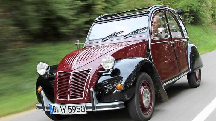 Maximal Tempo 90 wird auf der Reise eingeschlagen, die Ente bleibt dabei sicher am Boden. Experten werden bemerken: Die Haube ist nicht Serie und erinnert an die Modelle, die vor 1960 produziert wurden. Was man nicht sieht: Es wurde sogar ein Katalysator nachgerüstet - sonst dürfte die Ente nicht in Berlins Innenstadt.