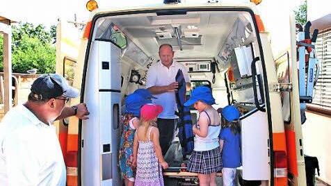 Die Kinder der Kita Lauerland schauen in einen Rettungswagen. Christian Niedt von den Maltesern in Thundorf und Holger Knieß vom Kreisverband Bad Kissingen des Bayerischen Roten Kreuzes erklärten ihnen geduldig alles.