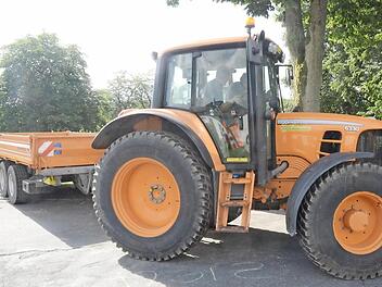 Einer der noch im Einsatz befindlichen John-Deere-Kommunaltraktoren, die bald durch zwei Fendt-Traktoren ersetzt werden. Foto: eh