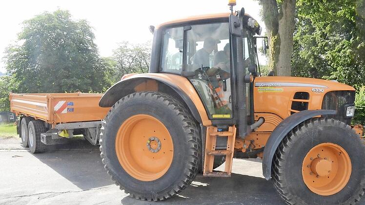 Einer der noch im Einsatz befindlichen John-Deere-Kommunaltraktoren, die bald durch zwei Fendt-Traktoren ersetzt werden. Foto: eh