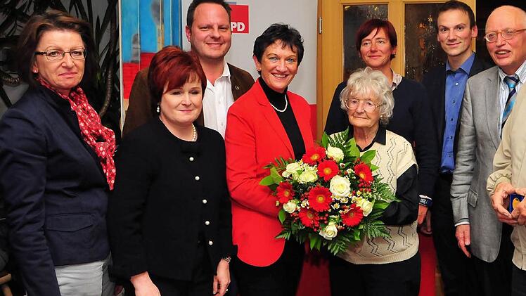 -Robert Hartmann (rechts) erhielt von Günter Verheugen die höchste SPD-Auszeichnung, Ehefrau Meta Hartmann von der Kreisvorsitzenden Inge Aures einen Blumenstrauß. Mit im Bild: Mandatsträger und die Vorstandschaft des Kreisverbandes. Fotos: Stephan Herbert Fuchs