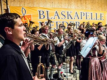 Gemeinsames Finale: Die Blaskapelle Meeder und die Musikkapelle Nußdorf beeindruckten bei ihrem Doppelkonzert in der Schulturnhalle Meeder. Foto: Jochen Berger