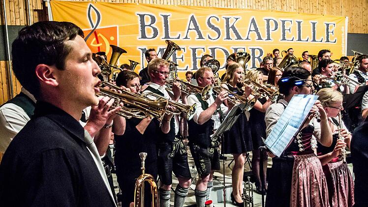 Gemeinsames Finale: Die Blaskapelle Meeder und die Musikkapelle Nußdorf beeindruckten bei ihrem Doppelkonzert in der Schulturnhalle Meeder. Foto: Jochen Berger