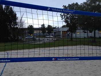 In der Nähe der Herder-Halle (hinter dem Netz rechts) könnten Parkplätze für die Mitarbeiter des Landkreises entstehen. Das Volley-Ball-Spielfeld soll aber erhalten bleiben. Foto: Ekkehard Roepert