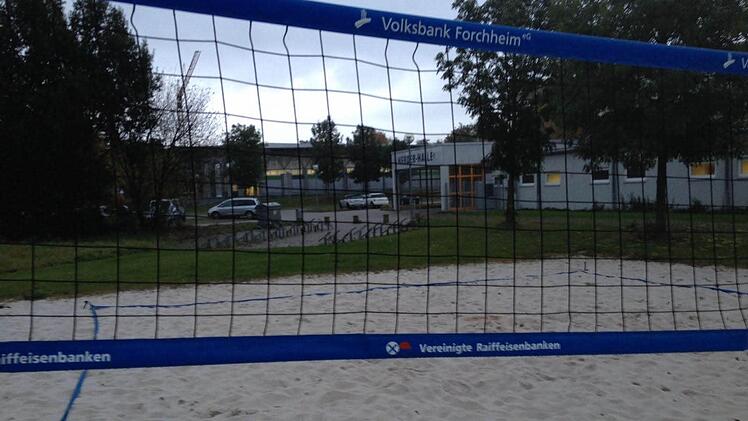In der Nähe der Herder-Halle (hinter dem Netz rechts) könnten Parkplätze für die Mitarbeiter des Landkreises entstehen. Das Volley-Ball-Spielfeld soll aber erhalten bleiben. Foto: Ekkehard Roepert