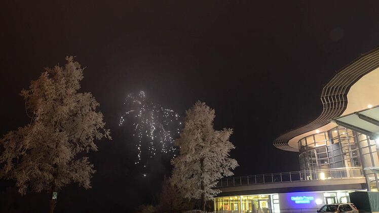 Zum Jahreswechsel 2016/2017 haben viele Kissinger den Blick auf das Feuerwerk genossen. Ein besonderes Lichterspektakel war von der Therme aus zu sehen. Glitzernde Sterne und leuchtende Fontänen lockten bei minus sieben Grad ins Freie. Foto: Peter Rauch