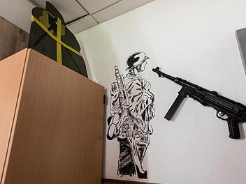 Im Aufenthaltsraum des J&auml;gerbataillons 291 der Bundeswehr im franz&ouml;sischen Illkirch bei Stra&szlig;burg h&auml;ngt die Maschinenpistole MP 40, eine Waffe der deutschen Wehrmacht, an der Wand. Am Standort Illkirch war der terrorverd&auml;chtige Oberleutnant Franco A. stationiert. Foto: Patrick Seeger, dpa