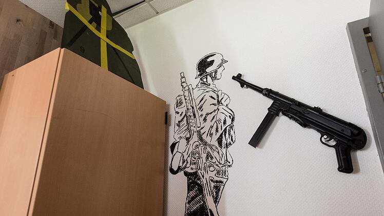 Im Aufenthaltsraum des J&auml;gerbataillons 291 der Bundeswehr im franz&ouml;sischen Illkirch bei Stra&szlig;burg h&auml;ngt die Maschinenpistole MP 40, eine Waffe der deutschen Wehrmacht, an der Wand. Am Standort Illkirch war der terrorverd&auml;chtige Oberleutnant Franco A. stationiert. Foto: Patrick Seeger, dpa