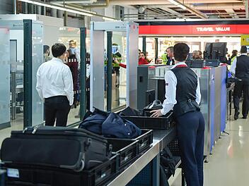 Zwei Flaschen Wein hatte ein Mann am Frankfurter Flughafen in seinem Handgepäck. Als er sie beim Sicherheitscheck wegschmeißen sollte, trank er sie leer. Symbolfoto: Jens Kalaene/dpa-Zentralbild/dpa