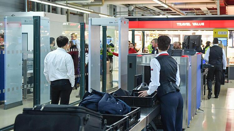 Zwei Flaschen Wein hatte ein Mann am Frankfurter Flughafen in seinem Handgepäck. Als er sie beim Sicherheitscheck wegschmeißen sollte, trank er sie leer. Symbolfoto: Jens Kalaene/dpa-Zentralbild/dpa