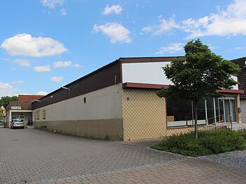 Der fr&uuml;here Rewe-Markt wird abgerissen.   Foto: Yannick Hupfer