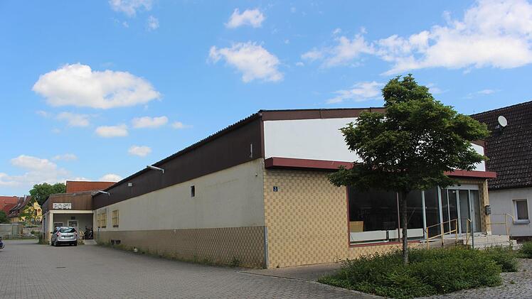 Der fr&uuml;here Rewe-Markt wird abgerissen.   Foto: Yannick Hupfer