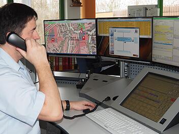 Dietmar Willert, stellvertretender Leiter, zeigt in der Integrierten Leitstelle in Bamberg, wie die "T-CPR" (Telefonisch angeleitete Cardio-Pulmonale Reanimation) funktioniert.  Foto: Stephanie Schirken-Gerster/Stadt Bamberg