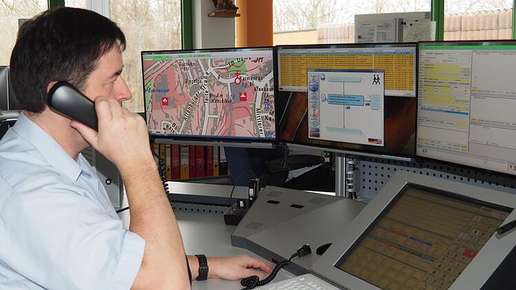 Dietmar Willert, stellvertretender Leiter, zeigt in der Integrierten Leitstelle in Bamberg, wie die "T-CPR" (Telefonisch angeleitete Cardio-Pulmonale Reanimation) funktioniert.  Foto: Stephanie Schirken-Gerster/Stadt Bamberg
