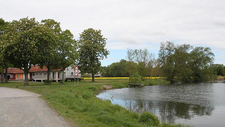 Einen Platz zum Chillen, Grillen und Musikhören wünscht sich die Altenkunstadter Jugend. Das Mainufer unweit des Bootshauses (links) und des ehemaligen Flußbades (rechts daneben) wäre ein idealer Rückzugsort, ergibt die Jugendwerkstatt.  Fotos: Stephan Stöckel