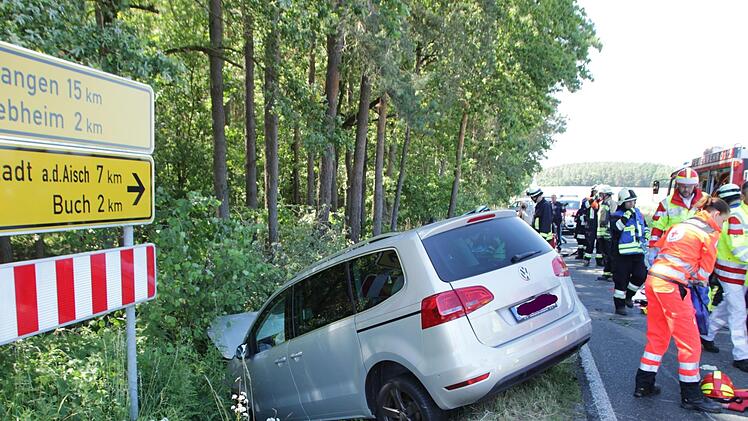 Die vierköpfige Familie im VW Sharan erlitt Prellungen und einen Schock. Foto: Andreas Dorsch