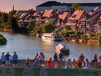 Die Untere Br&uuml;cke in Bamberg - hier l&auml;sst es sich bei wunderbarer Aussicht auf Klein Venedig entspannt flirten.
