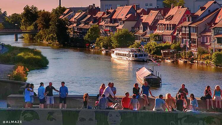 Die Untere Brücke in Bamberg - hier lässt es sich bei wunderbarer Aussicht auf Klein Venedig entspannt flirten.