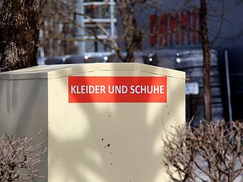 Großostheim: 25-Jährige stirbt in Altkleidercontainer - Polizei äußert Verdacht