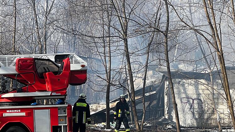 Scheune in Vollbrand: Gebäude bereits zum Teil eingestürzt