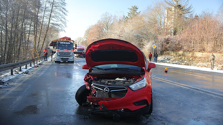 Crash zweier Autos auf glatter Stra&szlig;e: Mehrere Personen verletzt