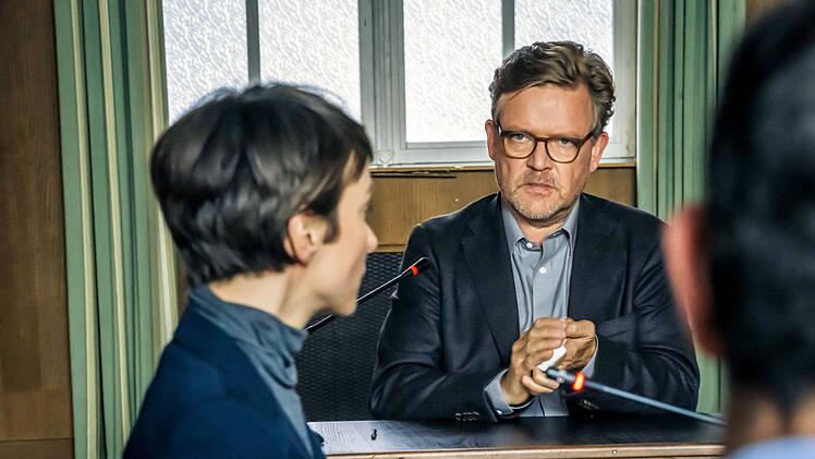 Die Gerichtsgutachterin Karla Eckhardt (Julia Koschitz) und der gewiefte Architekt Carsten Spanger (Justus von Dohn&aacute;nyi) liefern sich auch vor Gericht ein psychologisches Katz- und Mausspiel.