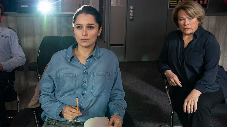 Als Overbeck seines neuesten Erkenntnisse zu innovativen Aufkl&auml;rungsmethoden erkl&auml;rt, sind Kommissarin Anna Springer (Rita Russek, rechts) und Polizistin Isabel Wolfangel (Sarah Alles) ganz Ohr.