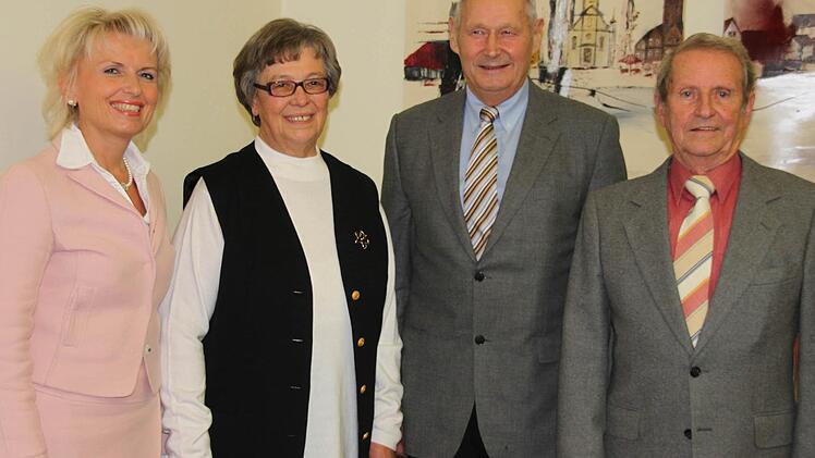 Landrätin Tamara Bischof bedankte sich bei Anna Marie Friedlein, Hugo Keppner und Peter Weigand für ihr außergewöhnliches, ehrenamtliches Engagement.  Foto: Julia Riegler