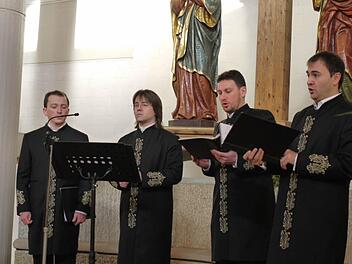 Vier Männer, vier Stimmlagen - so wird auch die orthodoxe Liturgie begleitet. Fotos: Lindner