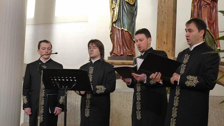 Vier Männer, vier Stimmlagen - so wird auch die orthodoxe Liturgie begleitet. Fotos: Lindner