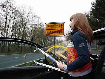 Die Szene ist zwar gestellt, aber hat einen durchaus realen Hintergrund: Auch aus dem Landkreis müssen immer wieder junge, gut ausgebildete Lehrer den Weg nach Oberbayern oder Hessen antreten, weil es in Unterfranken deutlich weniger Planstellen wie Hochschul-Absolventen gibt. Foto: Ralf Ruppert