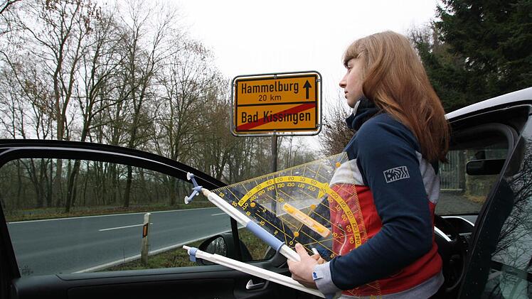 Die Szene ist zwar gestellt, aber hat einen durchaus realen Hintergrund: Auch aus dem Landkreis müssen immer wieder junge, gut ausgebildete Lehrer den Weg nach Oberbayern oder Hessen antreten, weil es in Unterfranken deutlich weniger Planstellen wie Hochschul-Absolventen gibt. Foto: Ralf Ruppert