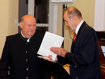 Der Kreisvorsitzende des BLSV, Karl-H. Fick, zeichnete Heiner Reuß mit der Goldenen Ehrenadel des Bayerischen Landessportverbandes aus.  Foto: Michael Wunder