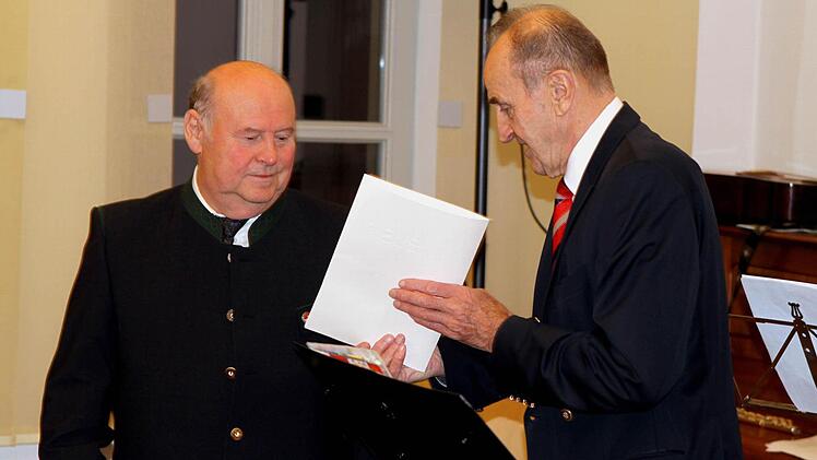 Der Kreisvorsitzende des BLSV, Karl-H. Fick, zeichnete Heiner Reuß mit der Goldenen Ehrenadel des Bayerischen Landessportverbandes aus.  Foto: Michael Wunder