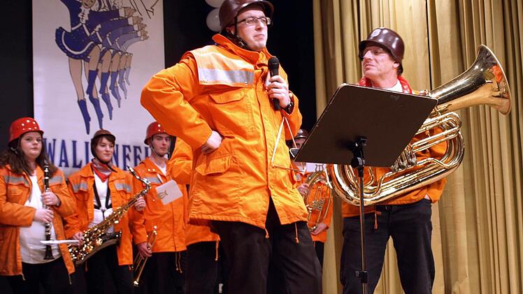 Blödsinn und Trinksprüche bei der "Nei Alt Wallenfelser Feierwehrkappeln" (Musikverein Steinwiesen) mit Manfred Werner (re) und Christian Weiß (li)