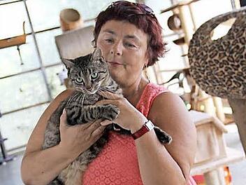 Gemeinderätin Roswitha Wich aus Ebensfeld ist im Lichtenfelser Tierheim ein gerne gesehener Gast.  Foto: Gerda Völk