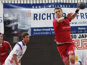 Ende August 2011 war es ein Testspiel, am Samstag wird es für Michal Panfil (am Ball) ernst. Er kämpft mit dem HSC gegen den sechsmaligen deutschen Meister TV Großwallstadt um Drittligapunkte. Foto: Thomas Euring