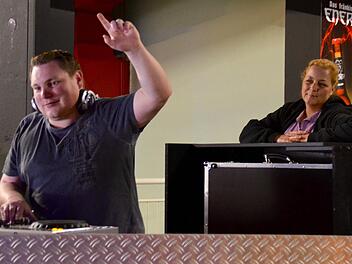 Christoph Keß, alias DJ "Chris Le Kay", testet die neue Musikanlage im Sonic Dance Club, der heute Abend eröffnet. Regina Königshoven hat mit dem DJ das Programm zusammengestellt. Foto: Kathrin Kupka-Hahn