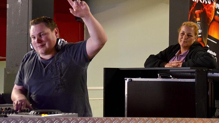 Christoph Keß, alias DJ "Chris Le Kay", testet die neue Musikanlage im Sonic Dance Club, der heute Abend eröffnet. Regina Königshoven hat mit dem DJ das Programm zusammengestellt. Foto: Kathrin Kupka-Hahn