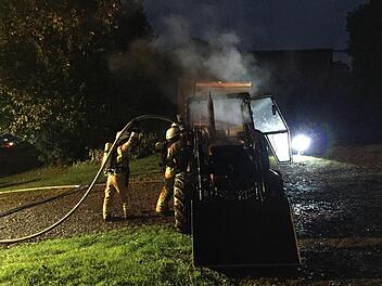 In Münchberg ist am Dienstagabend ein Traktor ausgebrannt. Foto: NEWS5 / Fricke