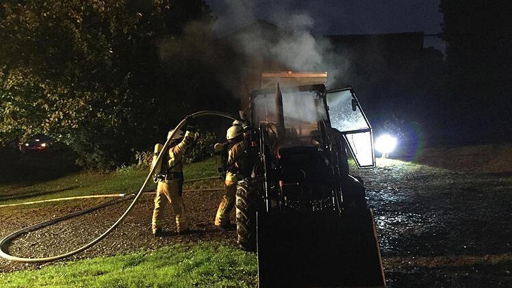 In Münchberg ist am Dienstagabend ein Traktor ausgebrannt. Foto: NEWS5 / Fricke